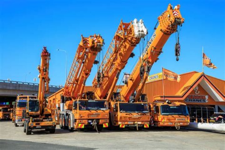  MOBILE CRANES