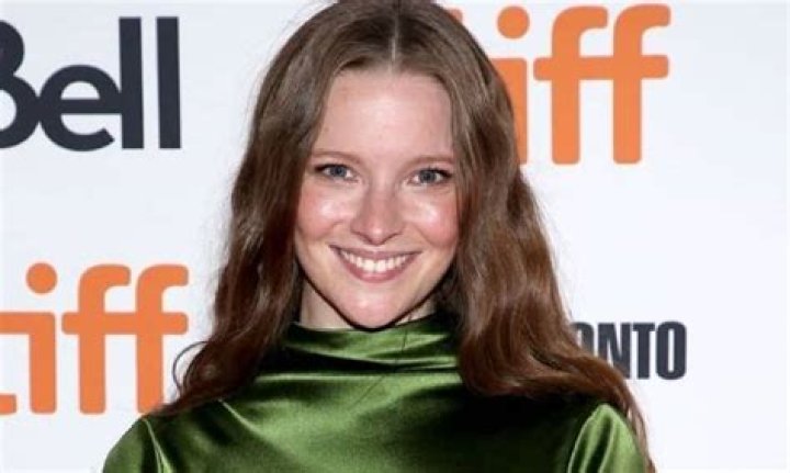 Morfydd Clark Biography, Net worth, Wiki, Age, Height, Boyfriend