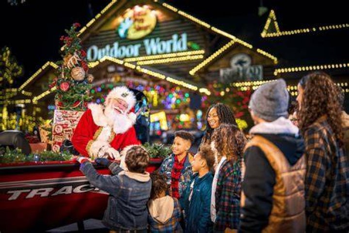 Motivational Speaker & Veteran Vann Morris Enlightens the American Population at
the Bass Pro Shops Christmas Party