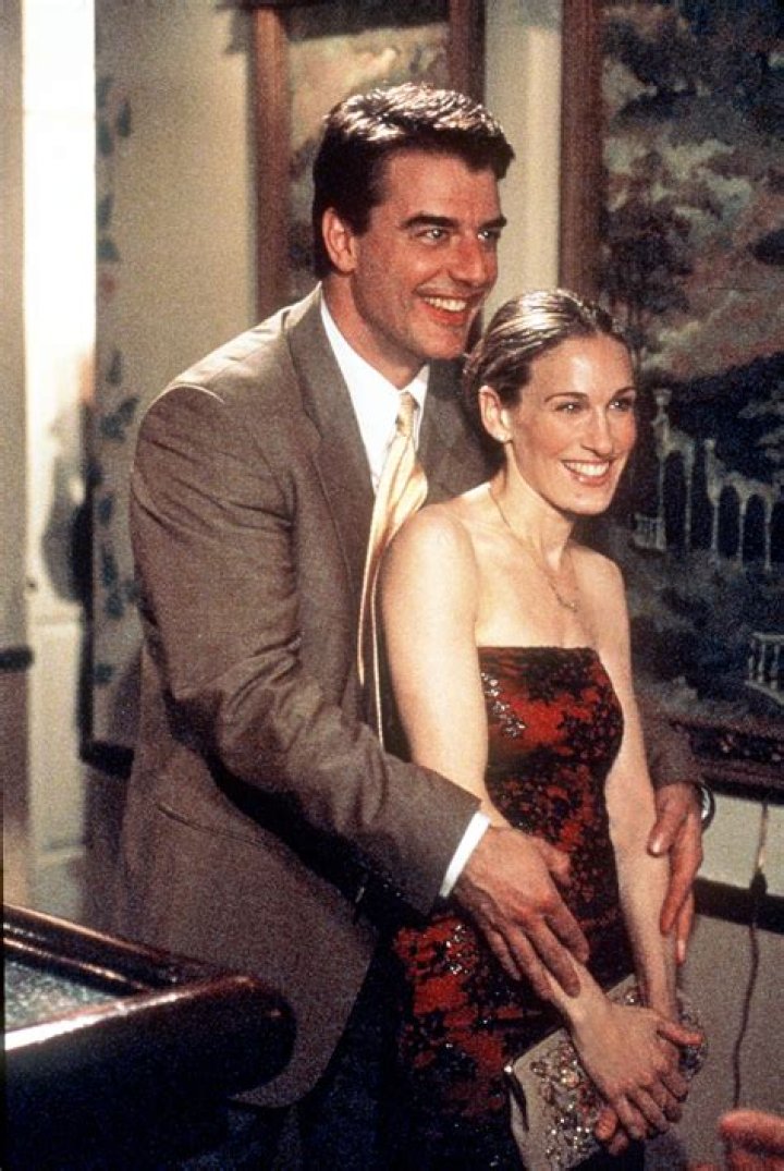 Mr. Big and Carrie embrace outside in Sex and the City.