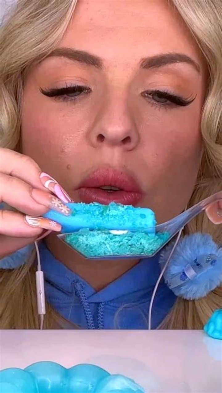 Naomi MacRae, HunniBee, ASMR, food, YouTube, eating, pleasure, $1 million, rich Naomi MacRae, HunniBee, ASMR, food, YouTube, eating, pleasure, $1 million, rich