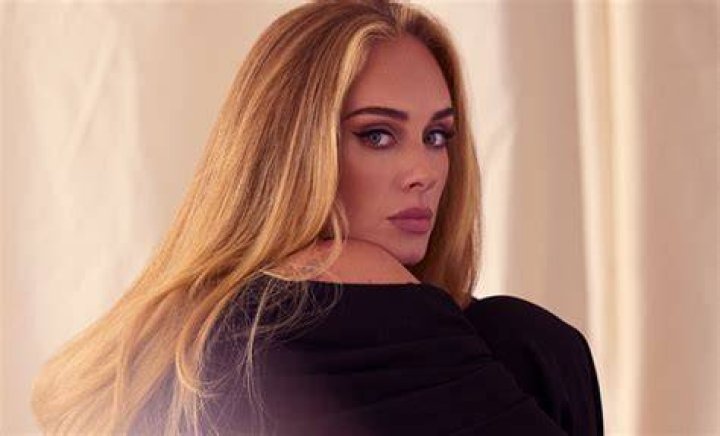 OMG! Ap&oacute;s seis anos, Adele faz comeback IC&Ocirc;NICO com o hino &ldquo;Easy On Me
