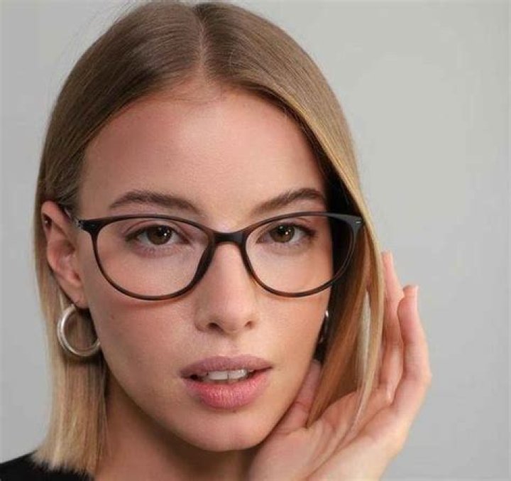 Oval face: Cat-eye