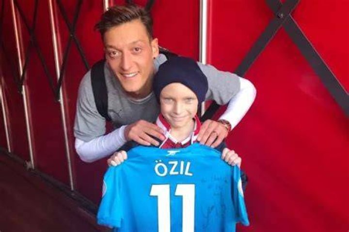 Ozil sends classy message to Arsenal in Premier League title race