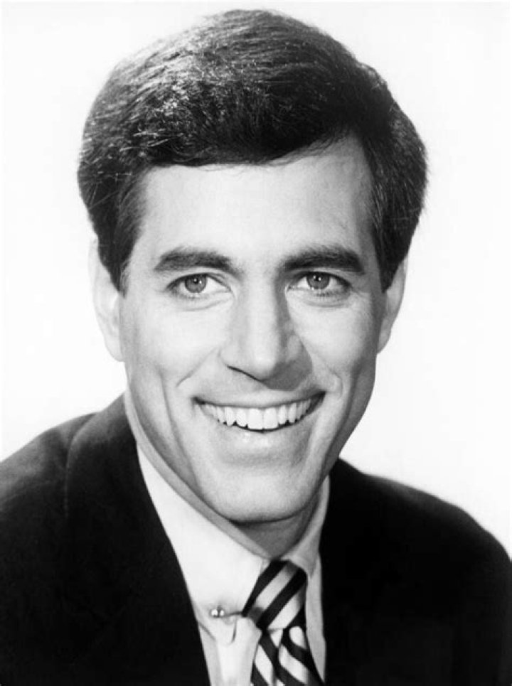 Peter Tomarken smiles as he hosts the '80s game show Press Your Luck.