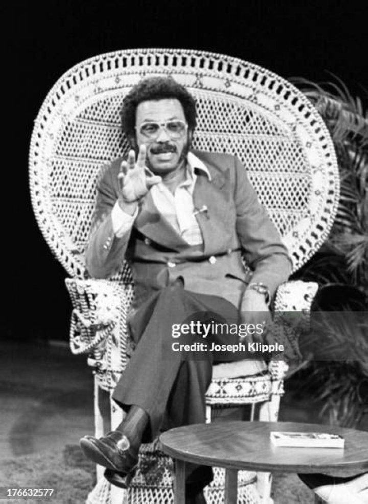 Petey Greene hosts radio show in Talk To Me