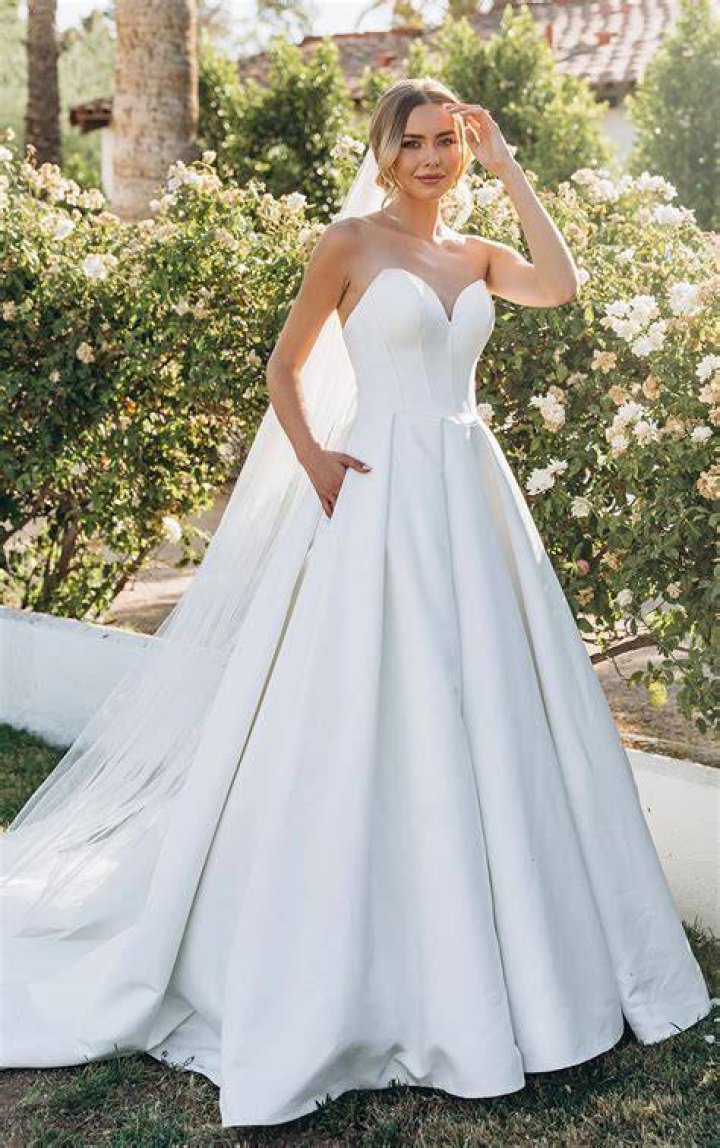 Photograph, White, Dress, Gown, Wedding dress, Clothing, Bride, Bridal clothing, Photography, Shoulder, 