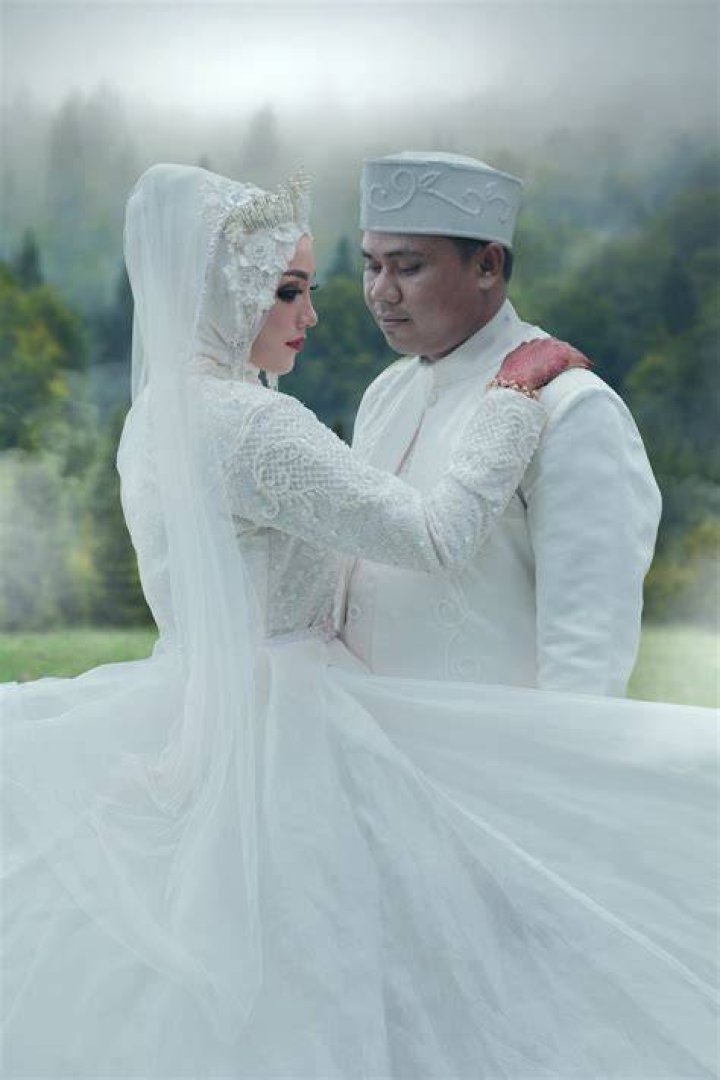 Photograph, White, Headpiece, Veil, Bride, Wedding dress, Black-and-white, Bridal accessory, Hair accessory, Bridal veil, 