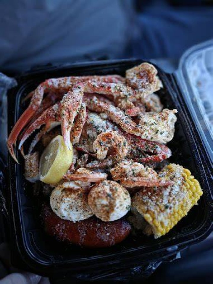 Press The Crab Trap Seafood Restaurant in St. Simons Island, GA