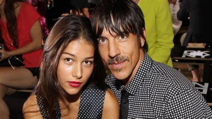 Red Hot Chili Peppers' 19-Year-Old Girlfriend: A Deep Dive Into Their Relationship