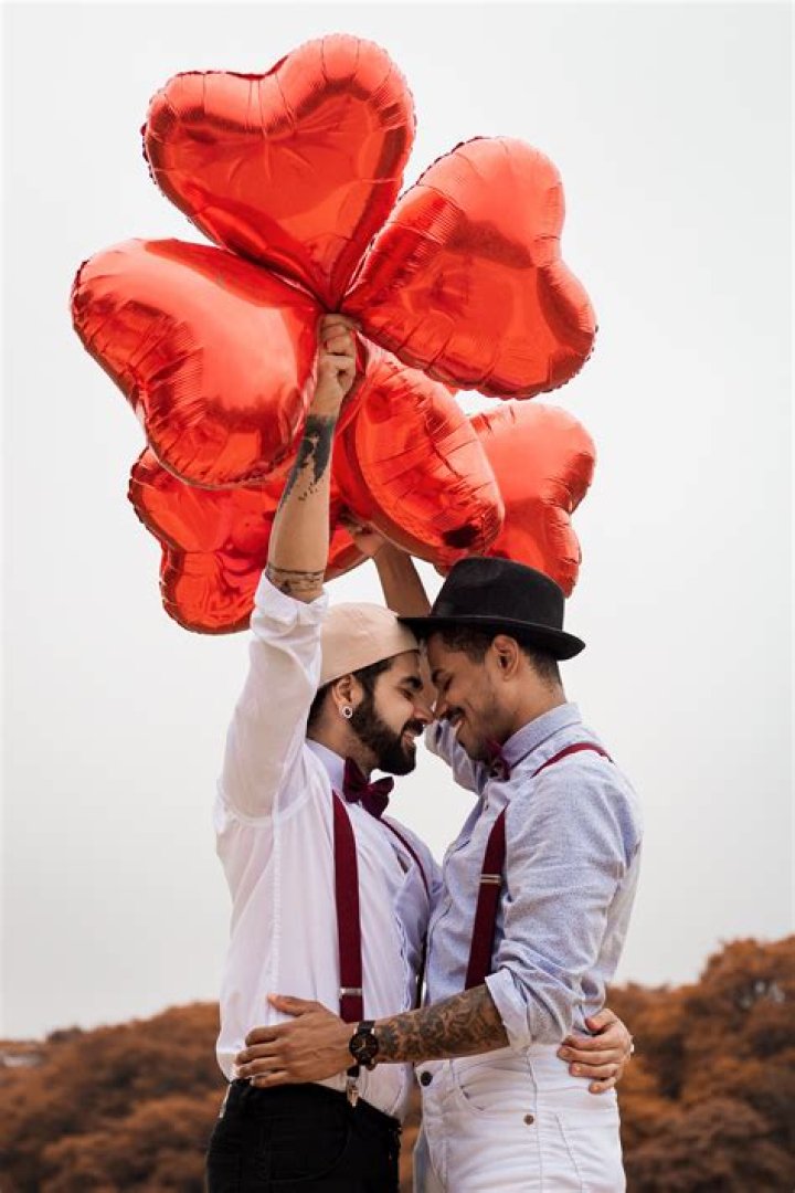 Red, Interaction, Love, Romance, Hug, Championship, Fan, Gesture, Audience, Kiss, 