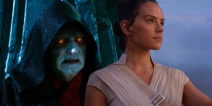 Rey face the Emperor in Star Wars The Rise of Skywalker