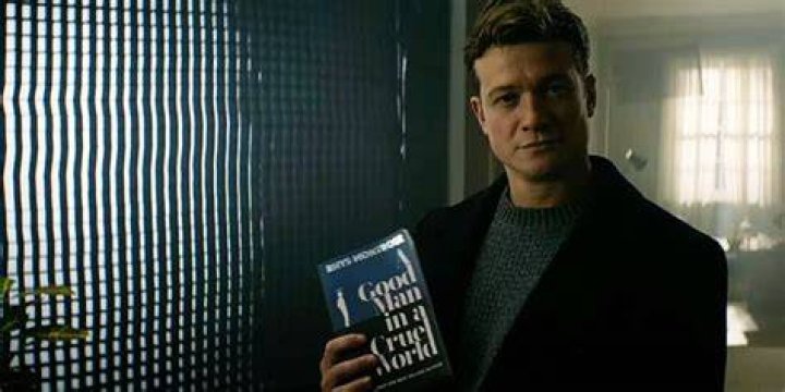 Rhys holding memoir in You season 4