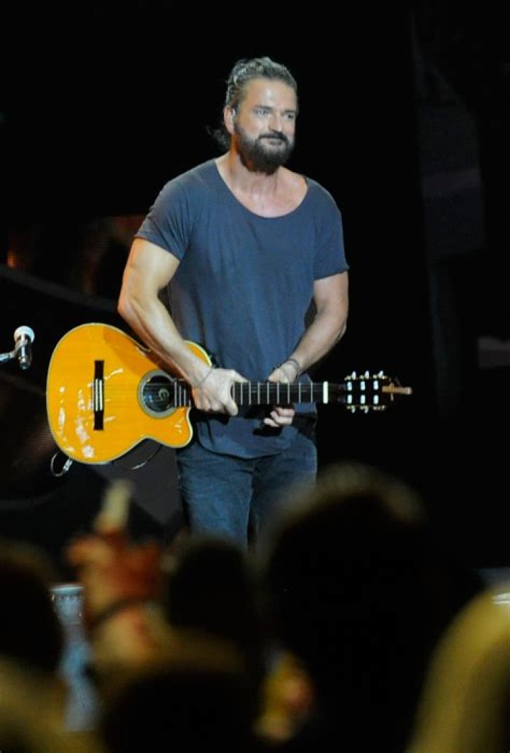 Ricardo Arjona Weight Height Ethnicity Hair Color Eye Color