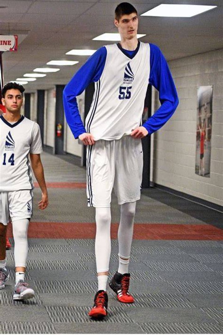 Robert Bobroczky towers over his teammates. Photo / Youtube