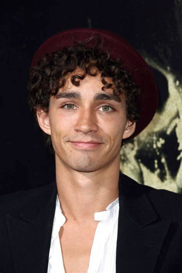 Robert Sheehan Hot Irish Actors POPSUGAR Love & Sex Photo 7