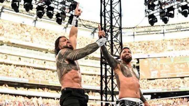 Roman Reigns beats Jey Uso