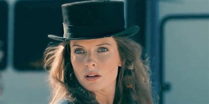 Rose the Hat talking to a girl in Doctor Sleep, her eyes shining evilly