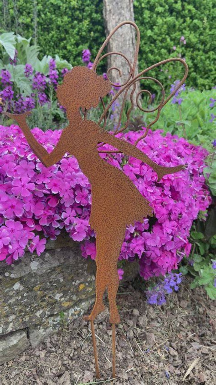 Rusty fairy Rusty metal, Old things, Rusty garden