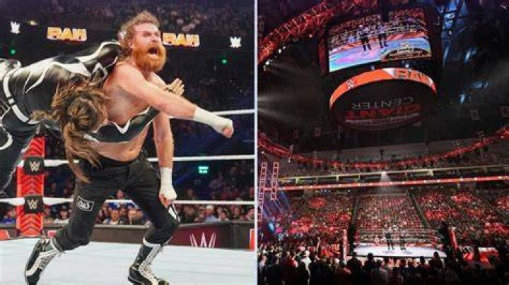 Sami Zayn wrestling Shinsuke Nakamura 