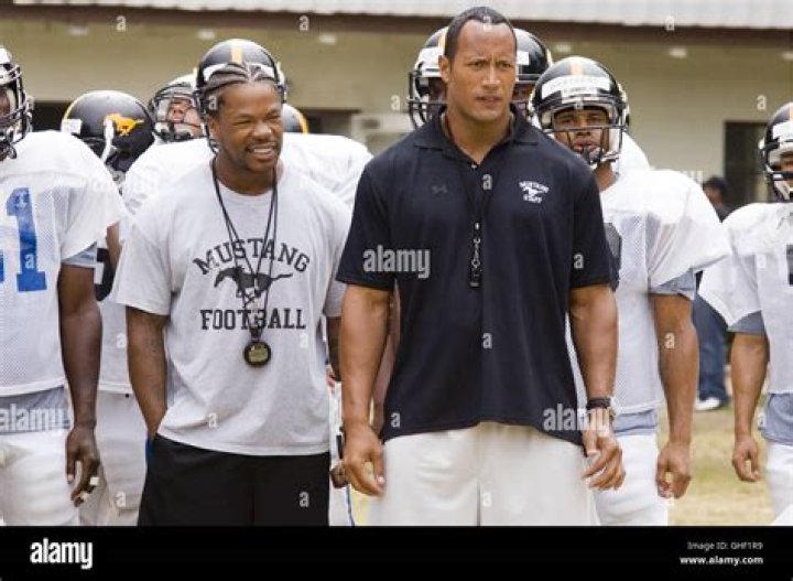 Sean (Dwayne Johnson) and Malcolm (Xzibit) coaching in Gridiron Gang