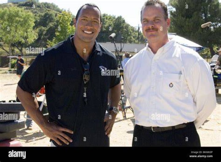 Sean Porter (Dwayne Johnson) and the football team celebrating in Gridiron Gang