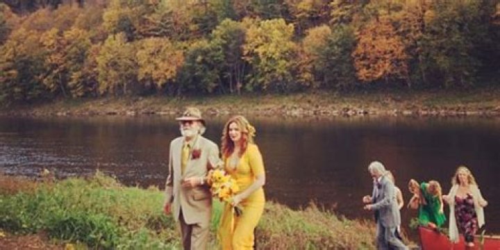 See Amber Tamblyn's Wedding Dress, Celeb Guests!