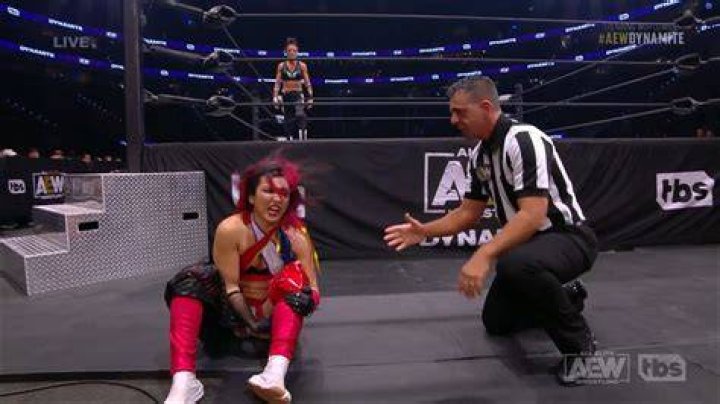 Serena Deeb attacks Hikaru Shida