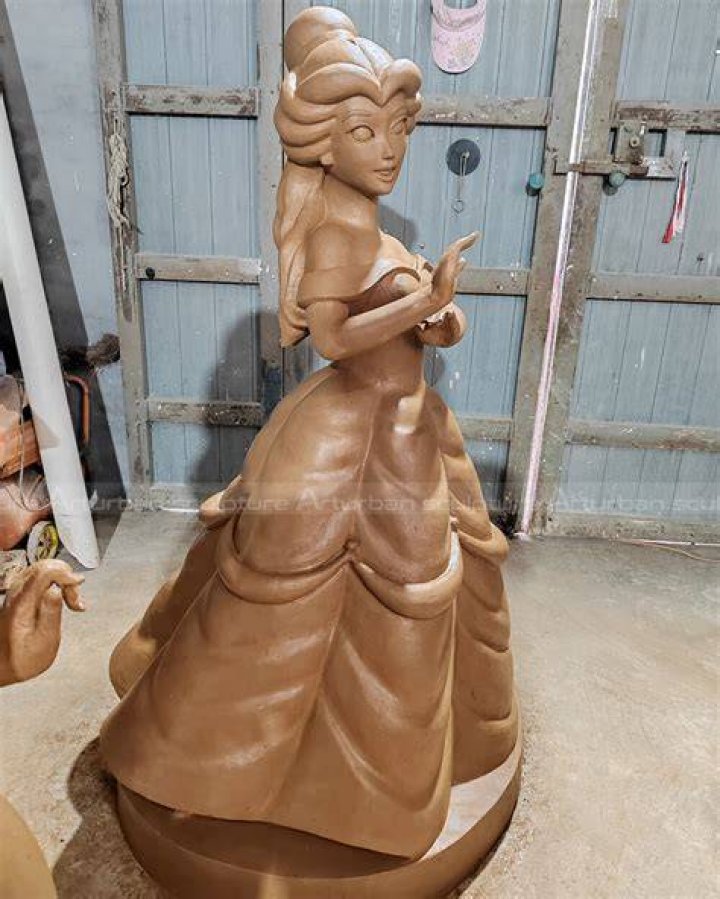 Shasha Belle holds a statue of RuPaul in RuPaul's Drag Race.