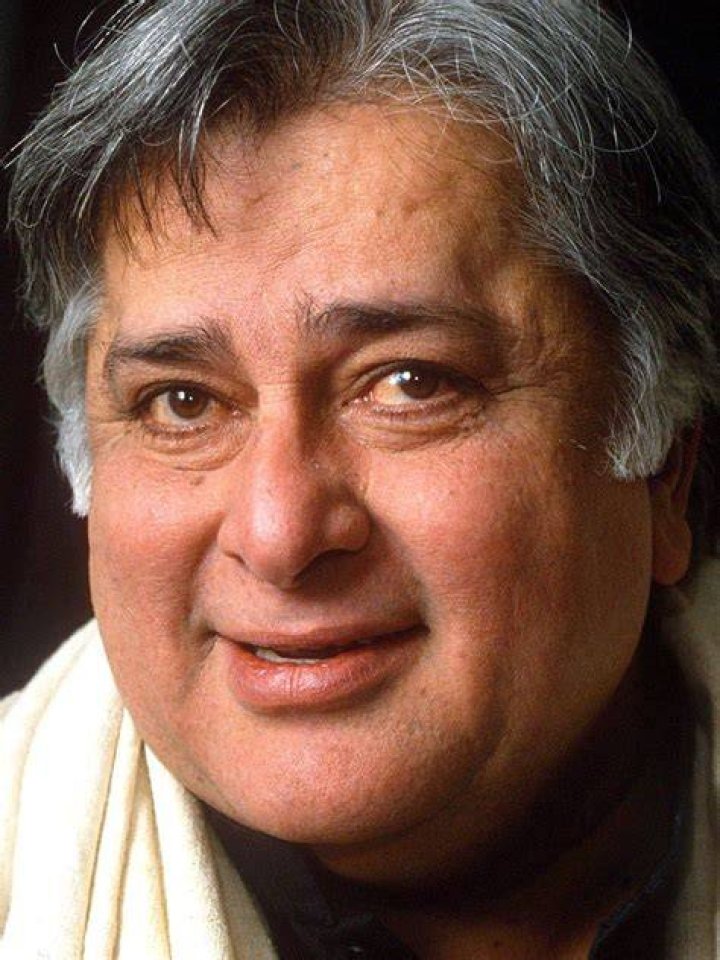 Shashi Kapoor's children Karan, Sanjana & Kunal Kapoor bid goodbye to him with a heavy heart