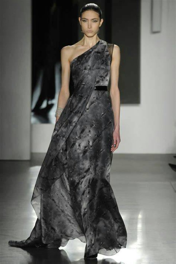Shoulder, Dress, Textile, Fashion show, Fashion model, Style, Formal wear, Gown, Fashion, One-piece garment, 