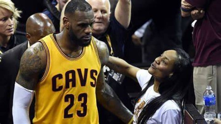 “Sit Yo a** Down!” When LeBron James yelled at His Mother After a Hard Foul