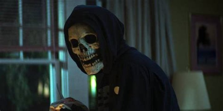 Skull Mask searching through Kate's house in Fear Street 1994