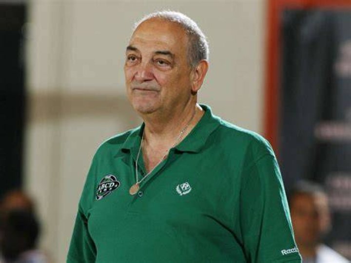 Sonny Vaccaro (L) and former NBA star Michael Jordan (R)