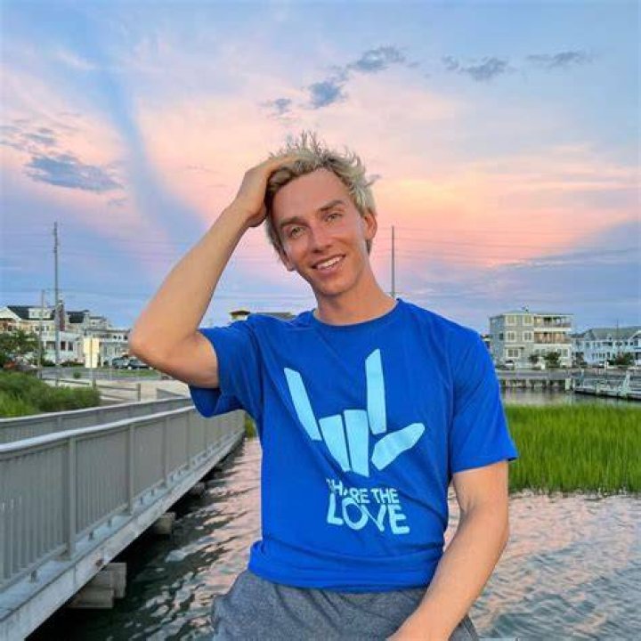 Stephen Sharer: YouTuber, Age, Bio, Girlfriend, Net Worth !