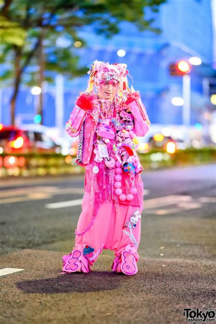 Street fashion, Fashion, Clothing, Pink, Shoulder, Snapshot, Footwear, Joint, Dress, Outerwear, 
