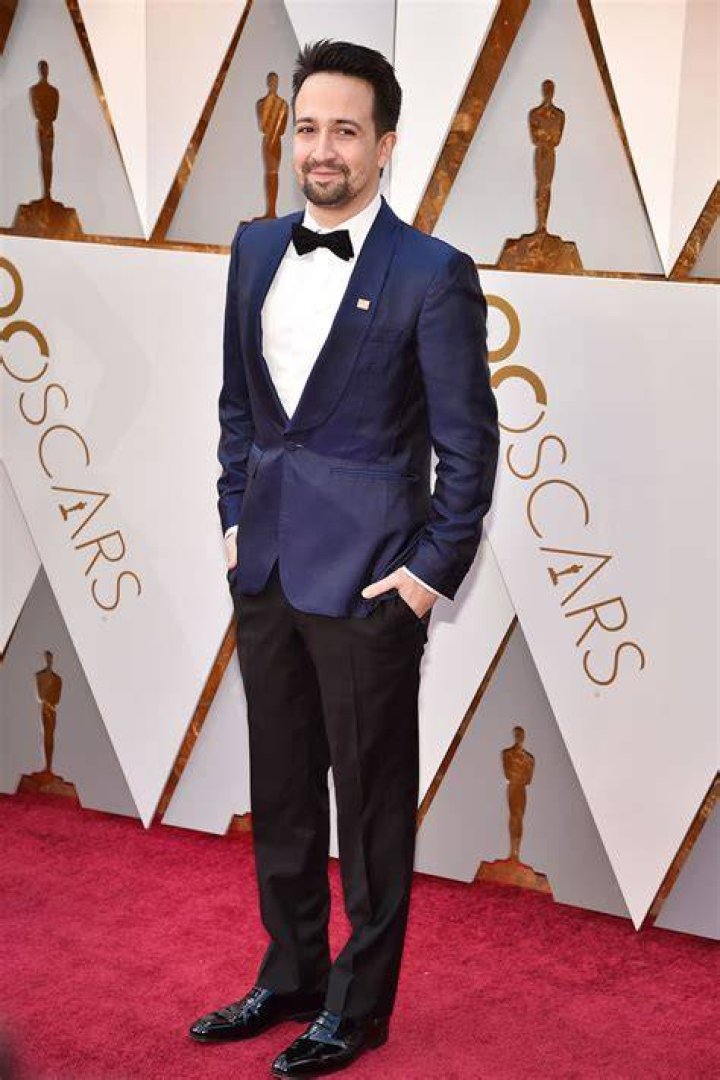 Suit, Red carpet, Formal wear, Carpet, Tuxedo, Flooring, Event, Fashion, Outerwear, Blazer, 