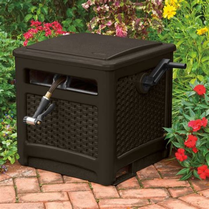 Suncast Wicker Hideaway Hose Cart