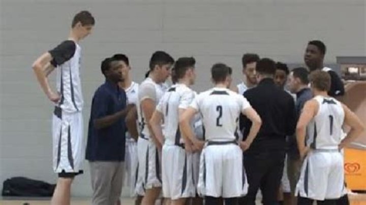 Teen basketballer so tall he doesn't look real