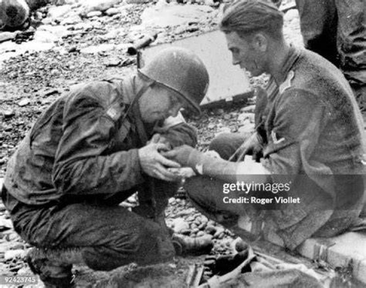 images/histmed/wwi/amops-02.jpg tending to casualties
