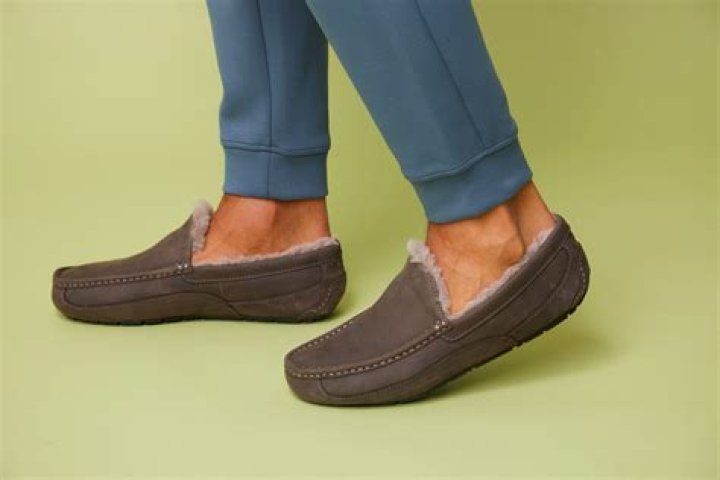 The 15 Best Men's Slippers in 2024, Tested by Style Editors