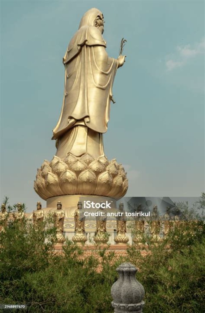 The big golden statue in the Royal Pools in Destiny 2 Season of the Haunted