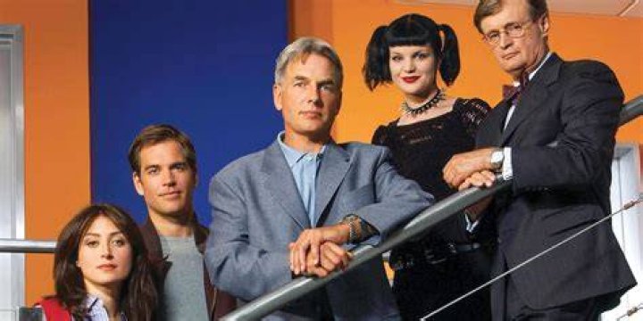 The cast of NCIS season 1 looks on in a promo image.