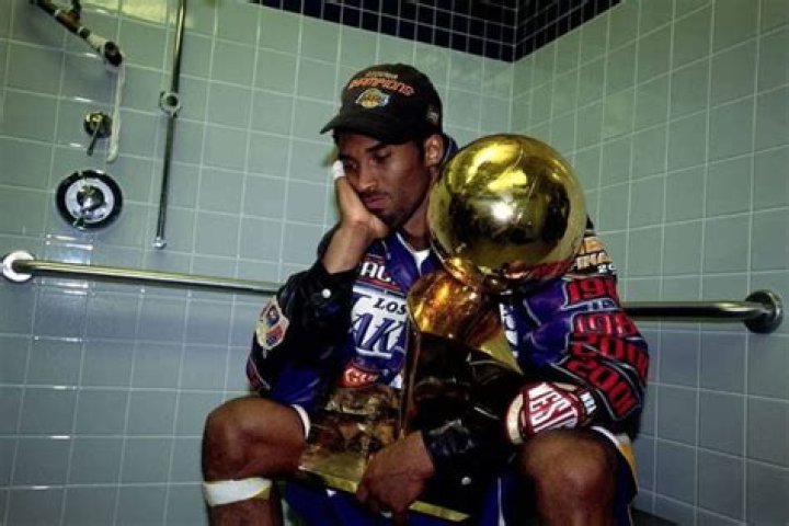 The Heart-Breaking Reason Behind the Iconic Kobe Bryant Photo After the 2001 NBA
Finals
