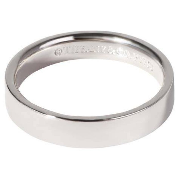 The London Essentials wedding band