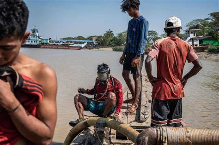 The Myanmar 'water brothers' salvaging shipwrecks on the tide