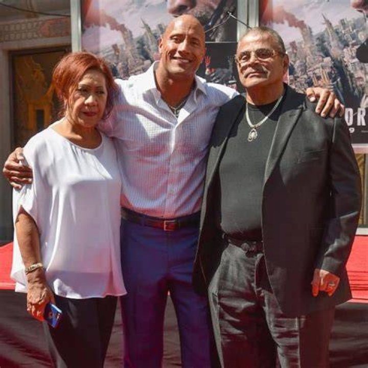 The Rock with his parents The rock dwayne johnson, Dwayne johnson