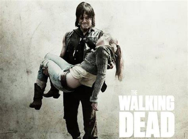 The Walking Dead - Daryl Carries Beth's Dead Body