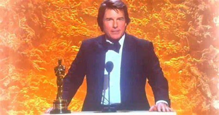 Tom Cruise moving images with his gloves in Minority Report and looking at the camera