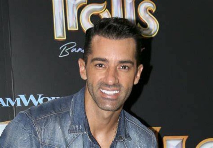 Toni Costa est&aacute; en California y se le ve sonriente y trabajando El